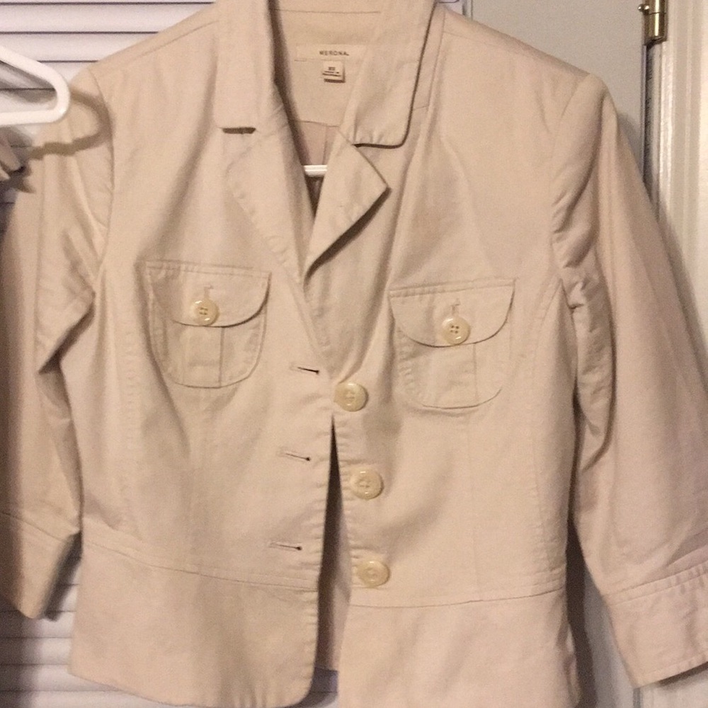 Cream blazer and matching cropped-pant suit.